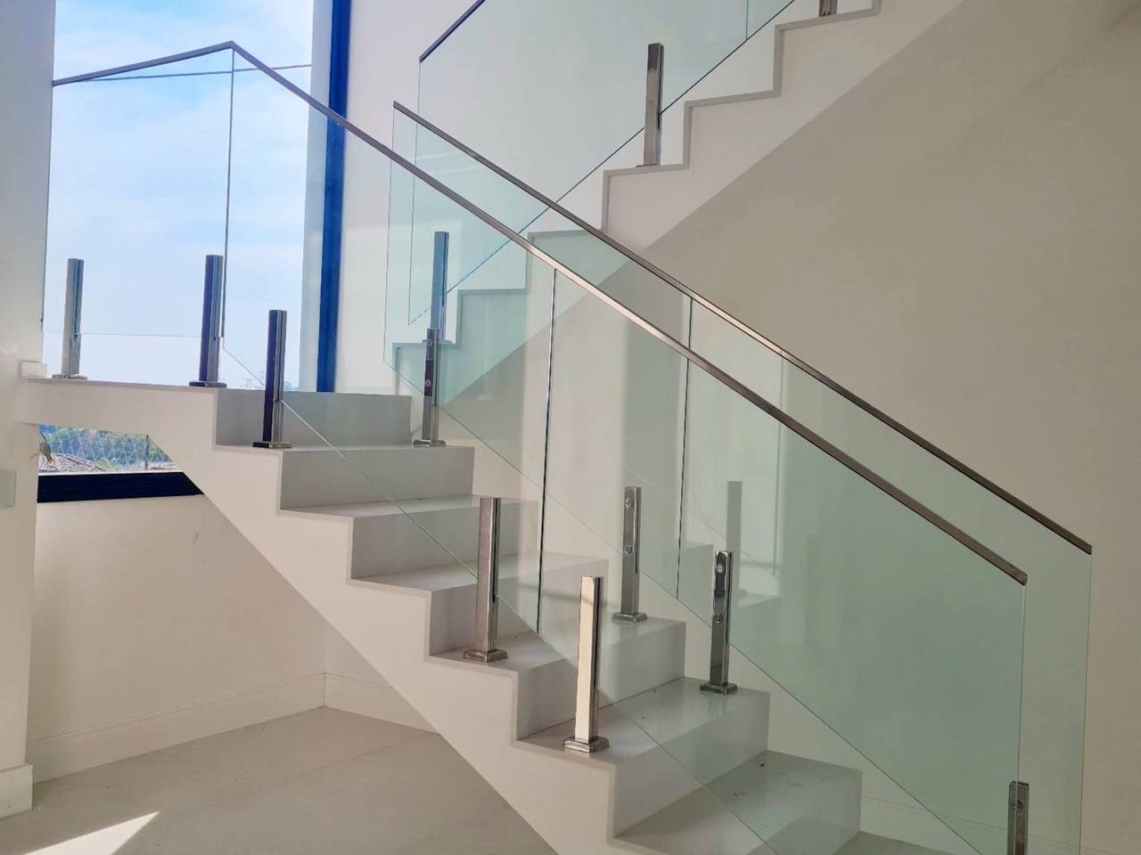 Sacada com guarda-corpo de vidro